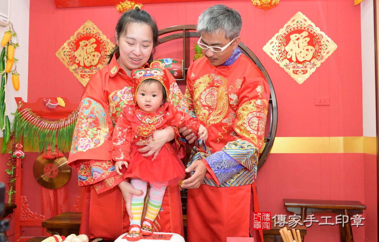 抓周儀式八德區陳寶寶【踏一升餅】：讓寶寶腳踏實地，步步高昇。踏一升餅的抓周儀式，是讓孩子腳踏實地，作事認真，努力向上。桃園店抓周。