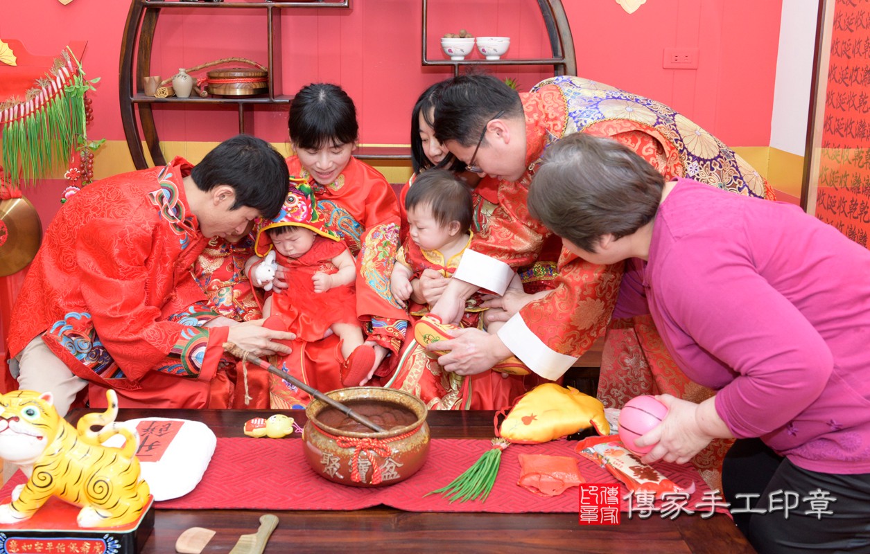 八德區陳寶寶古禮抓周【穿抓周虎衣、穿抓周虎鞋】：  滿週歲趨吉避凶的吉祥衣服穿戴。桃園店抓周。