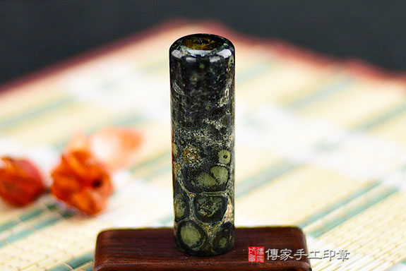 半手工噴砂印章：貝殼石臍帶章實際成品、印章作品分享、貝殼石印章材質介紹。（臍帶印章、肚臍章、肚臍印章，胎毛印章，一圓一方）傳家手工印章桃園店。2021.06.13