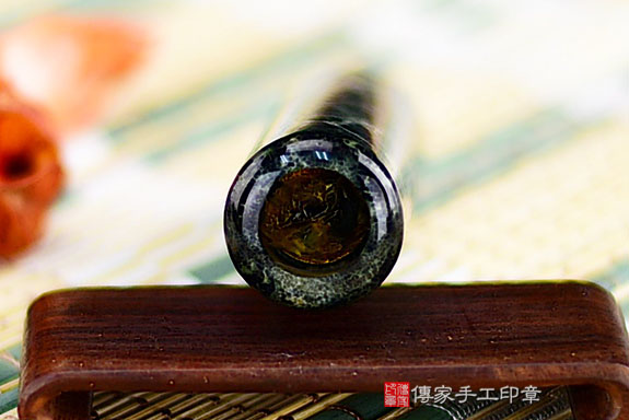 半手工噴砂印章：貝殼石臍帶章實際成品、印章作品分享、貝殼石印章材質介紹。（臍帶印章、肚臍章、肚臍印章，胎毛印章，一圓一方）傳家手工印章桃園店。2021.06.13