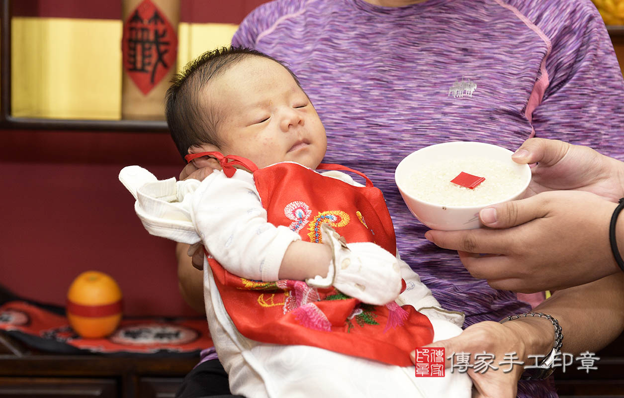 為寶寶準備一碗滿滿的米。   米。「代表的含意：一生有飯吃，豐衣足食，不愁吃穿」   讓寶寶有的吃有的穿，吃飽飽快快長大喔～