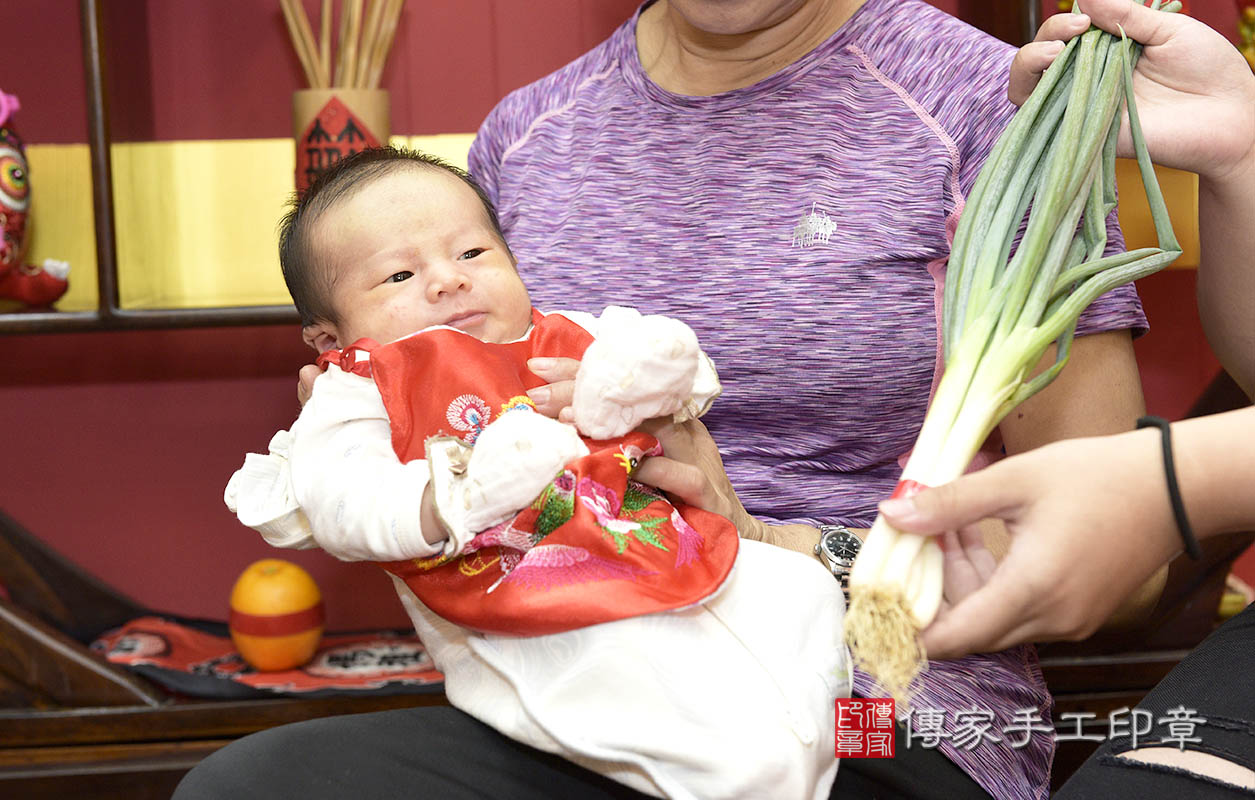 為寶寶準備漂亮的蔥一把。   蔥：象徵「孩子聰明會念書」。   寶寶的腦筋動得快，讀書一級棒，過目不忘，將來是小小模範生喔