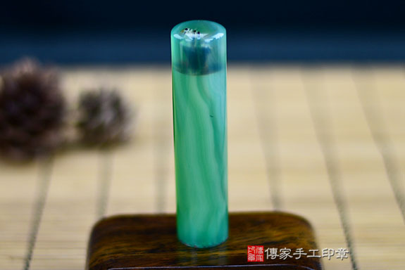 半手工噴砂印章：染色綠瑪瑙臍帶章實際成品、印章作品分享、染色綠瑪瑙印章材質介紹。（臍帶印章、肚臍章、肚臍印章，胎毛印章，一圓一方）傳家手工印章桃園店。2021.06.15