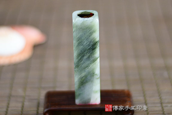 全手工噴砂印章：綠髮彩玉臍帶章實際成品、印章作品分享、綠髮彩玉印章材質介紹。（臍帶印章、肚臍章、肚臍印章，胎毛印章，一圓一方）傳家手工印章桃園店。2021.06.17