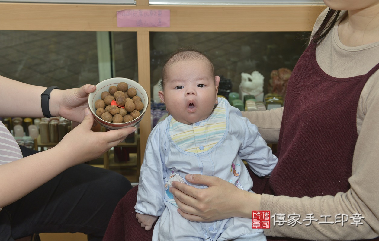 剃胎毛、滿月剃頭、嬰兒剃頭、嬰兒理髮、嬰兒剃髮、嬰兒剃胎毛、嬰兒滿月剃頭、寶寶剃頭、剃胎毛儀式、剃胎毛吉祥話、滿月剃頭儀式、滿月剃頭吉祥話、寶寶剃胎毛、寶寶滿月剃頭理髮、 新北市永和區剃胎毛、新北市永和區滿月剃頭、新北市永和區嬰兒剃頭剃胎毛、新北市永和區嬰兒理髮、新北市嬰兒剃髮、 楊寶寶(新北市永和區嬰兒寶寶滿月剃頭理髮、嬰兒剃胎毛儀式吉祥話)。中國風會場，爸媽寶貝穿「日中韓」古裝禮服。專業拍照、DVD光碟、證書。★購買「臍帶章、肚臍章、胎毛筆刷印章」贈送：剃頭、收涎、抓周，三選一。2021.03.20照片12