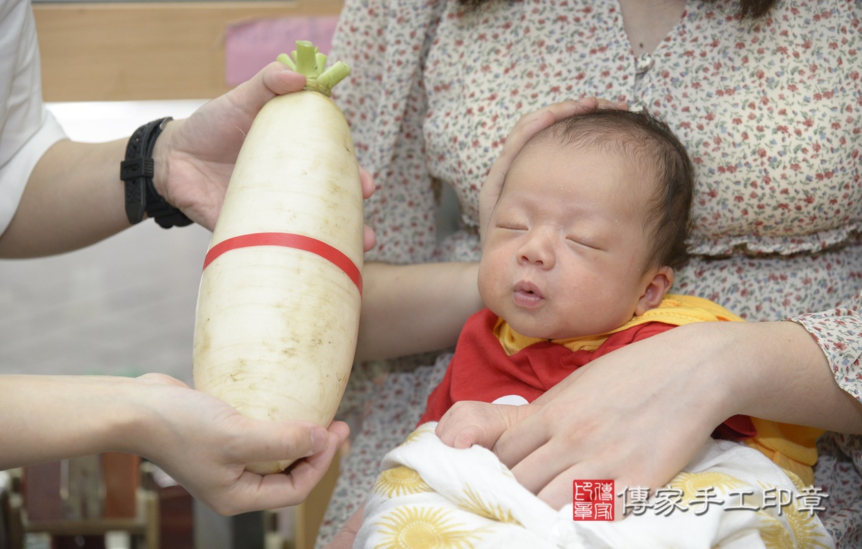 剃胎毛、滿月剃頭、嬰兒剃頭、嬰兒理髮、嬰兒剃髮、嬰兒剃胎毛、嬰兒滿月剃頭、寶寶剃頭、剃胎毛儀式、剃胎毛吉祥話、滿月剃頭儀式、滿月剃頭吉祥話、寶寶剃胎毛、寶寶滿月剃頭理髮、 新北市永和區剃胎毛、新北市永和區滿月剃頭、新北市永和區嬰兒剃頭剃胎毛、新北市永和區嬰兒理髮、新北市嬰兒剃髮、 黃寶寶(新北市永和區嬰兒寶寶滿月剃頭理髮、嬰兒剃胎毛儀式吉祥話)。中國風會場，爸媽寶貝穿「日中韓」古裝禮服。專業拍照、DVD光碟、證書。★購買「臍帶章、肚臍章、胎毛筆刷印章」贈送：剃頭、收涎、抓周，三選一。2021.04.27照片24