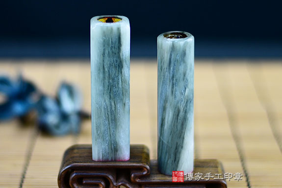 全手工噴砂印章：綠髮彩玉臍帶章實際成品、印章作品分享、綠髮彩玉印章材質介紹。（臍帶印章、肚臍章、肚臍印章，胎毛印章，一圓一方）傳家手工印章桃園店。2021.06.18