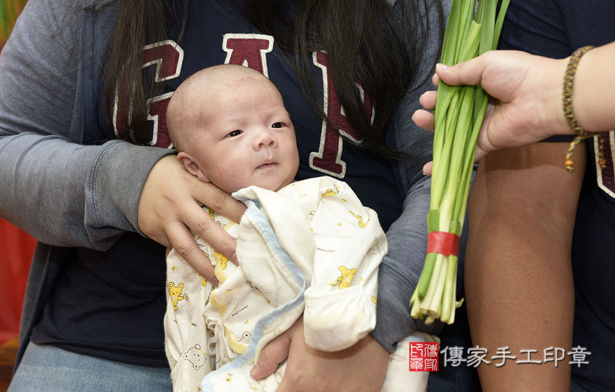 為寶寶準備韭菜。  韭菜一小把。「代表的含意：長壽、長久、健康吃120歲」。  讓寶寶可以長命百歲、健康吃百二，也讓寶寶做事有毅力，事業長長久久唷～