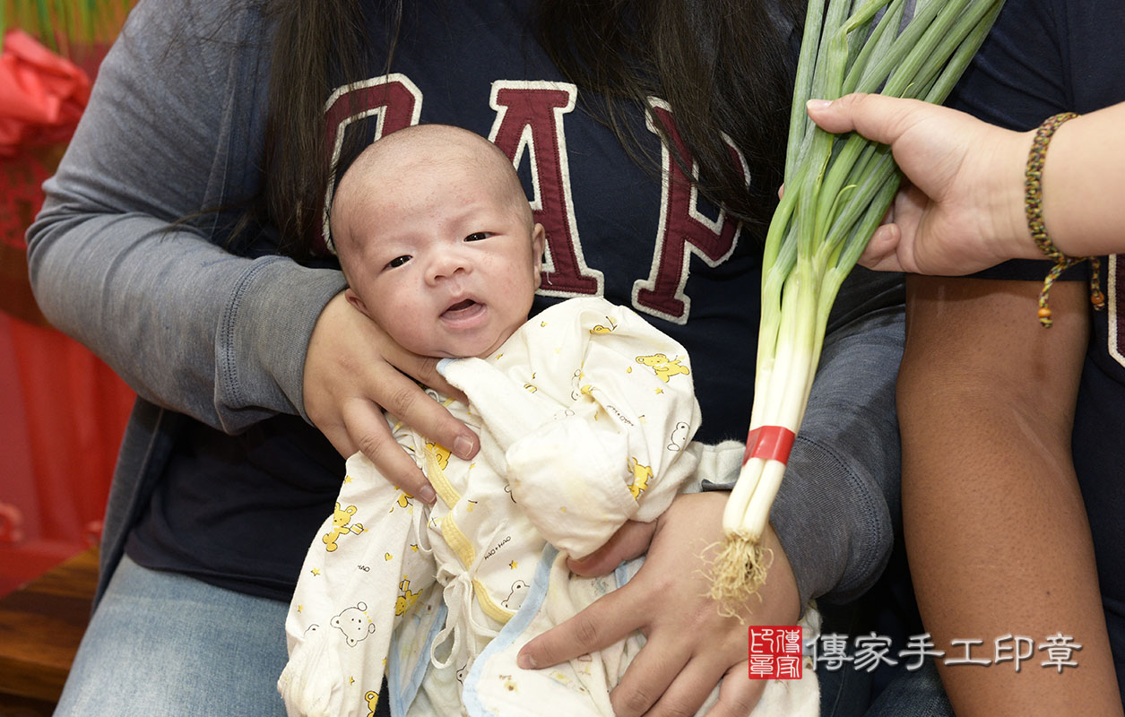 為寶寶準備漂亮的蔥。  蔥：象徵「孩子聰明會念書」。  寶寶的腦筋動得快，讀書一級棒，過目不忘，考試都是第一名