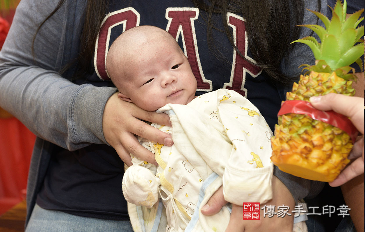 寶寶準備鳳梨。  鳳梨「代表的含意：鳳梨就是旺旺來，象徵孩子一生好運旺旺來」  讓羅寶寶一輩子都可以一路旺到底喔～