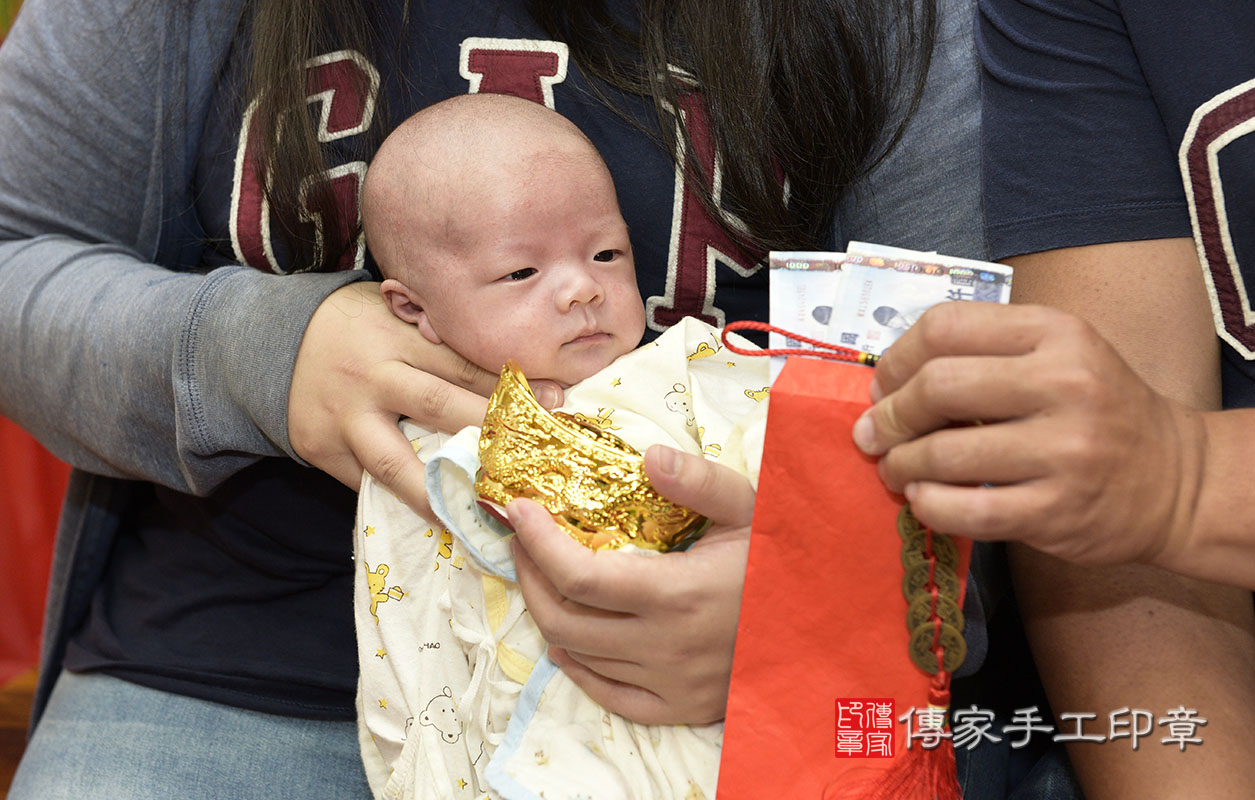 寶寶準備1000元大鈔，五帝錢和紅包袋。  紅包袋裡面裝千元大鈔：象徵「孩子能賺大錢」，  五帝錢：象徵「代表盛世吉祥和富貴」。  讓寶寶榮華富貴享不完，長大以後寶寶會賺好多錢錢，要記得孝順爸爸媽媽喔~