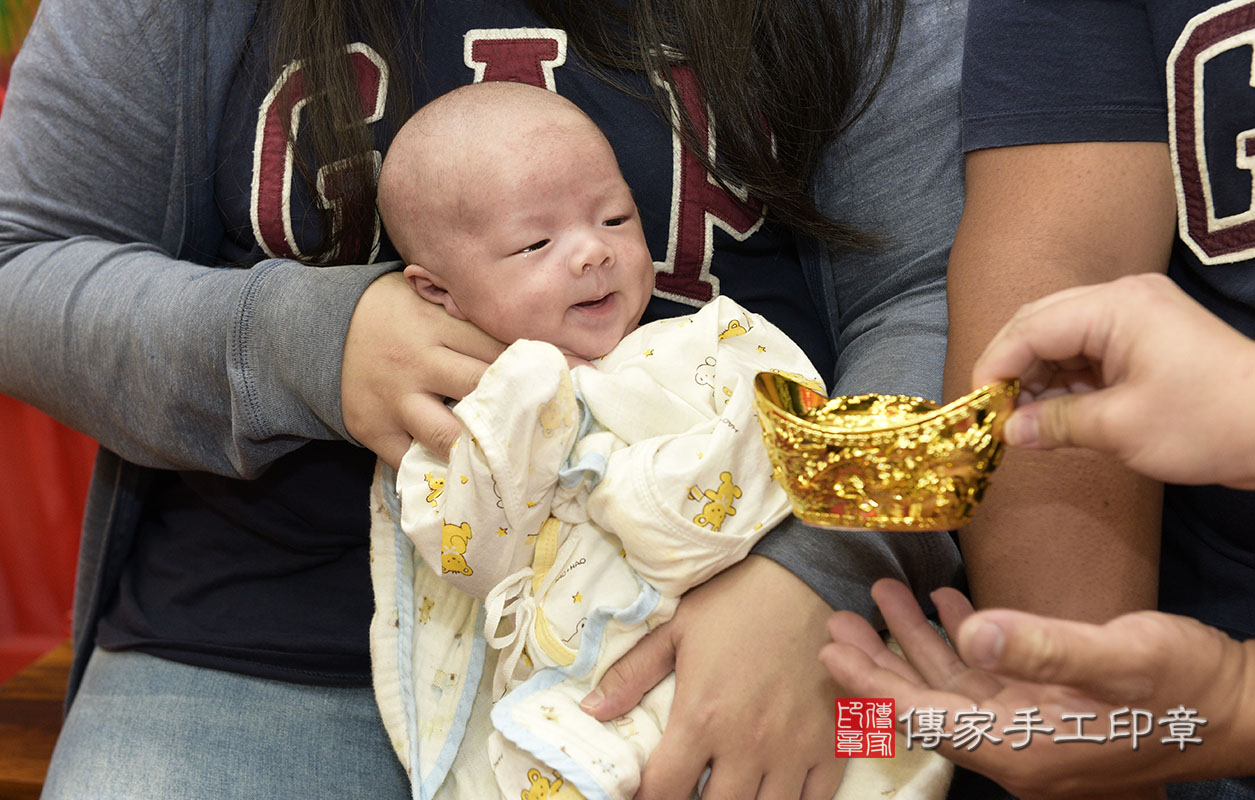 寶寶準備1000元大鈔，五帝錢和紅包袋。  紅包袋裡面裝千元大鈔：象徵「孩子能賺大錢」，  五帝錢：象徵「代表盛世吉祥和富貴」。  讓寶寶榮華富貴享不完，長大以後寶寶會賺好多錢錢，要記得孝順爸爸媽媽喔~