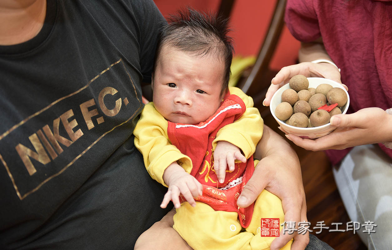 為寶寶準備一大碗桂圓。   桂圓「代表的含意：桂圓的台語發音，跟「貴人」一樣，象徵孩子有貴人相助」   讓寶寶身邊都環繞著貴人呦~~有好多好的貴人可以幫助寶寶好棒喔~ 