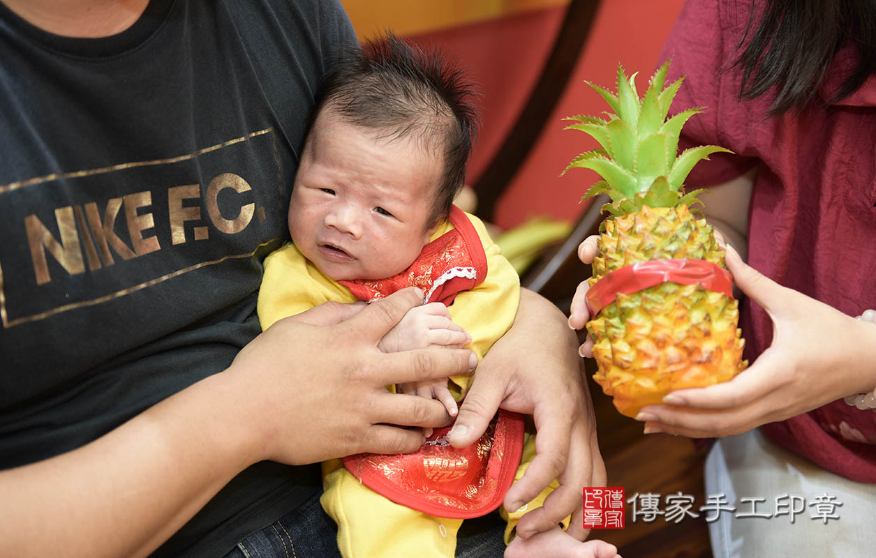 為寶寶準備鳳梨。  鳳梨「代表的含意：鳳梨就是旺旺來，象徵孩子一生好運旺旺來」  讓寶寶一輩子都可以一路旺到底喔～