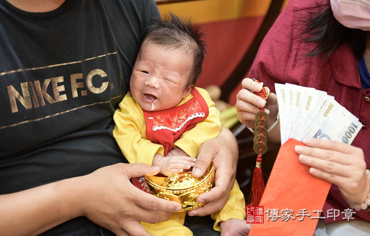 為寶寶準備1000元大鈔，五帝錢和紅包袋。  紅包袋裡面裝千元大鈔：象徵「孩子能賺大錢」，  五帝錢：象徵「代表盛世吉祥和富貴」。  讓寶寶榮華富貴享不完，長大以後寶寶會賺好多錢錢，要記得孝順家人喔~