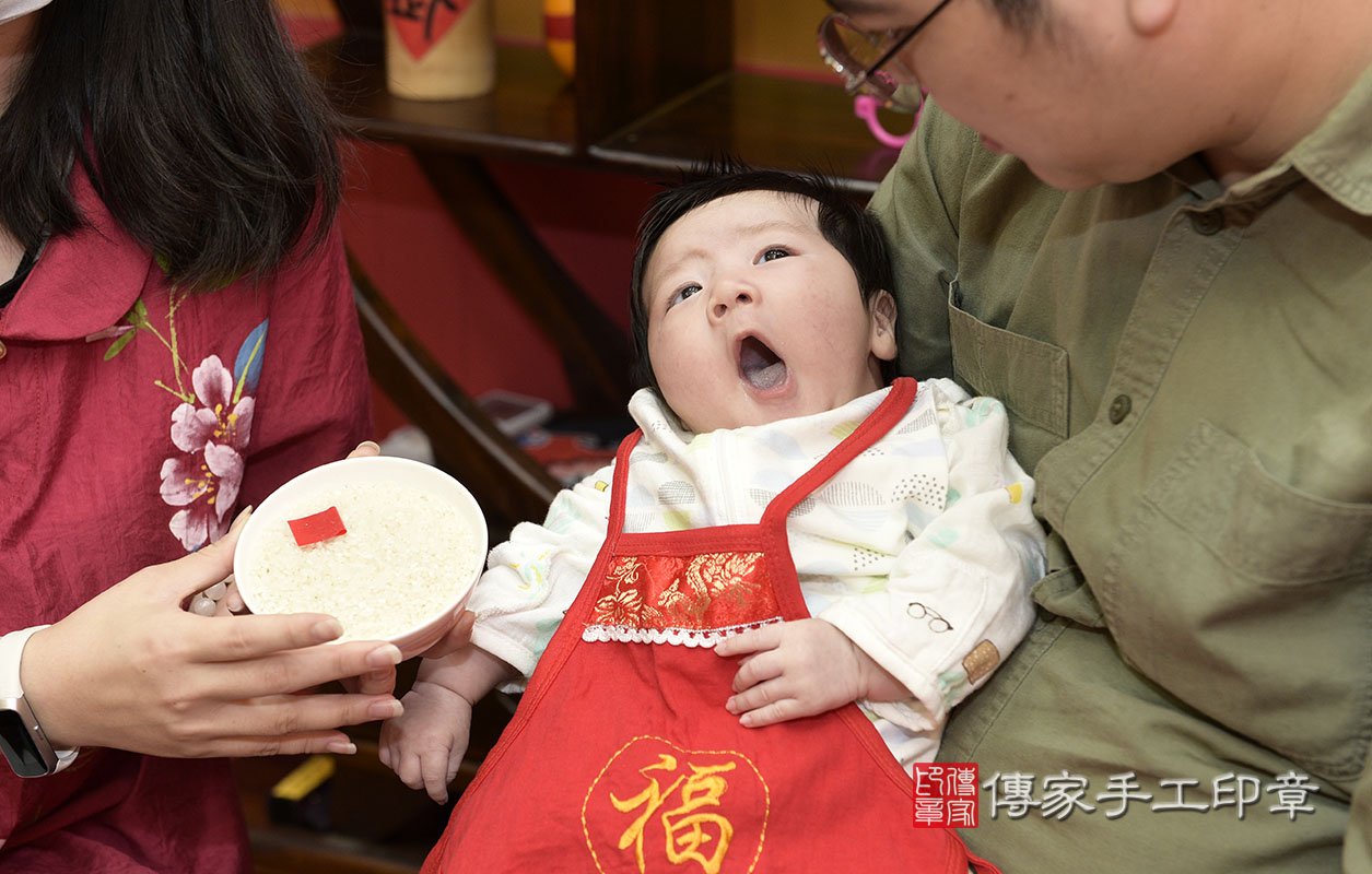 為寶寶準備一碗滿滿的米。  米。「代表的含意：一生有飯吃，豐衣足食，不愁吃穿」  讓宋寶寶天天衣豐食飽，快快長大變男子漢！