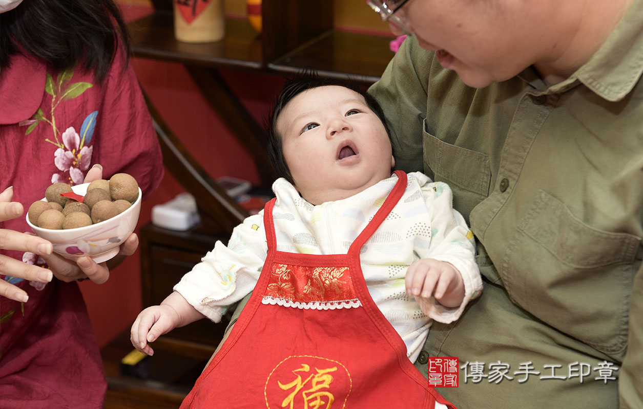 為寶寶準備一大碗桂圓。  桂圓「代表的含意：桂圓的台語發音，跟「貴人」一樣，象徵孩子有貴人相助」  讓宋寶寶在各個領域都有貴人相助，一路好相隨！