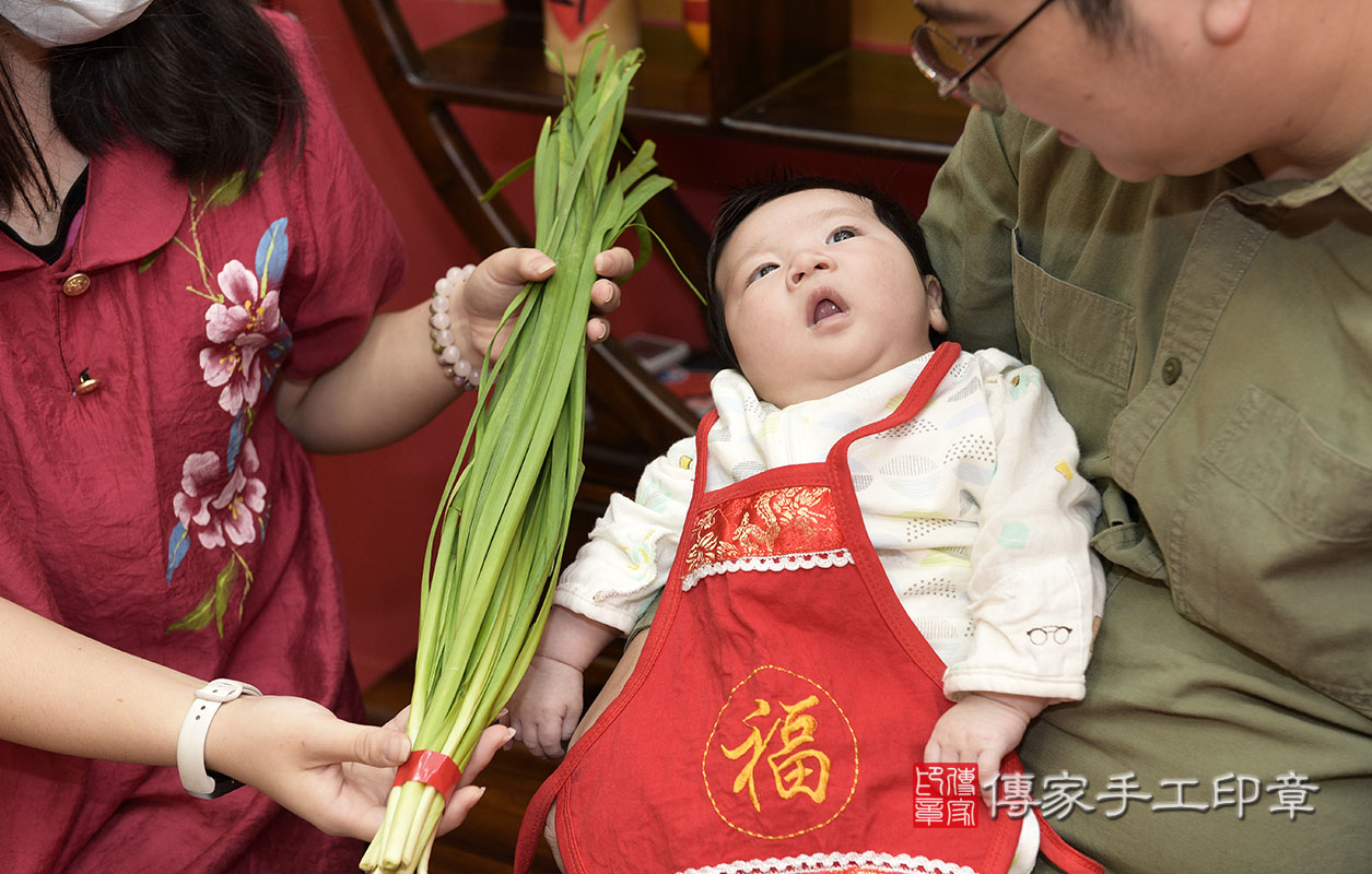 為寶寶準備的韭菜一把。   韭菜一小把。「代表的含意：長壽、長久、健康吃120歲」。  讓宋寶寶可以長命百歲，永遠健健康康！