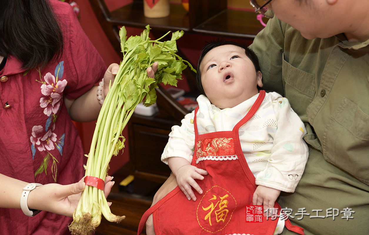 為寶寶準備的芹菜一把。   芹菜一小把。「代表的含意：勤勞、積極、努力向上」。  讓宋寶寶用功讀書努力向上，升官都順利！