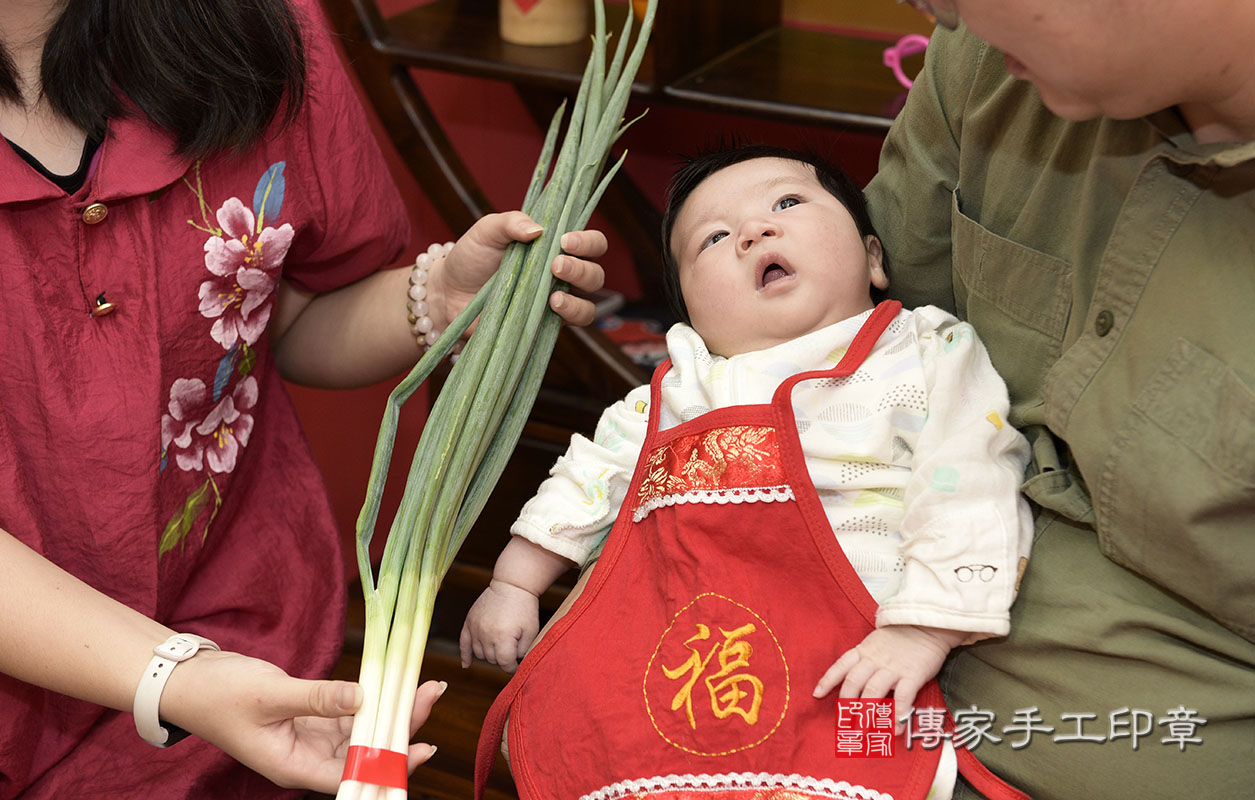 為寶寶準備漂亮的蔥一把。  蔥：象徵「孩子聰明會念書」。  讓宋寶寶讀書一級棒，以後是小小模範生！