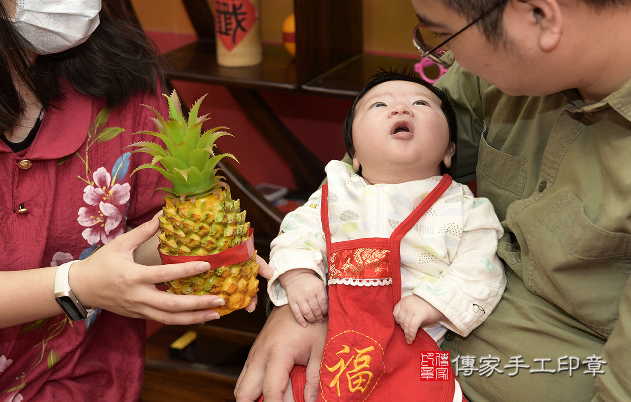 為寶寶準備的鳳梨。  鳳梨「代表的含意：鳳梨就是旺旺來，象徵孩子一生好運旺旺來」  讓宋寶寶一輩子都可以一路發一路旺~