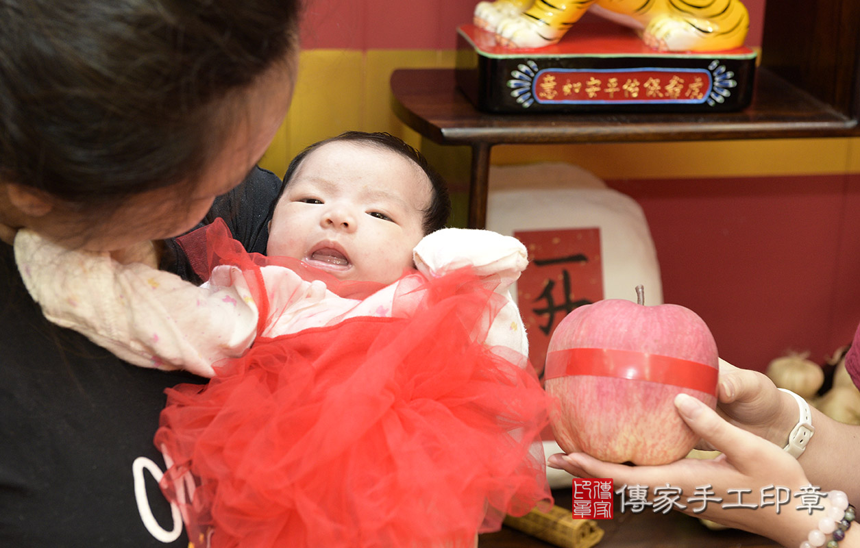 為寶寶準備蘋果。  蘋果「代表的含意：平平安安」  讓寶寶健健康康，平平安安、無憂無慮快樂的長大喔！  蘋果又代表「「蘋果臉」以後長大，要跟媽咪一樣漂亮喔~