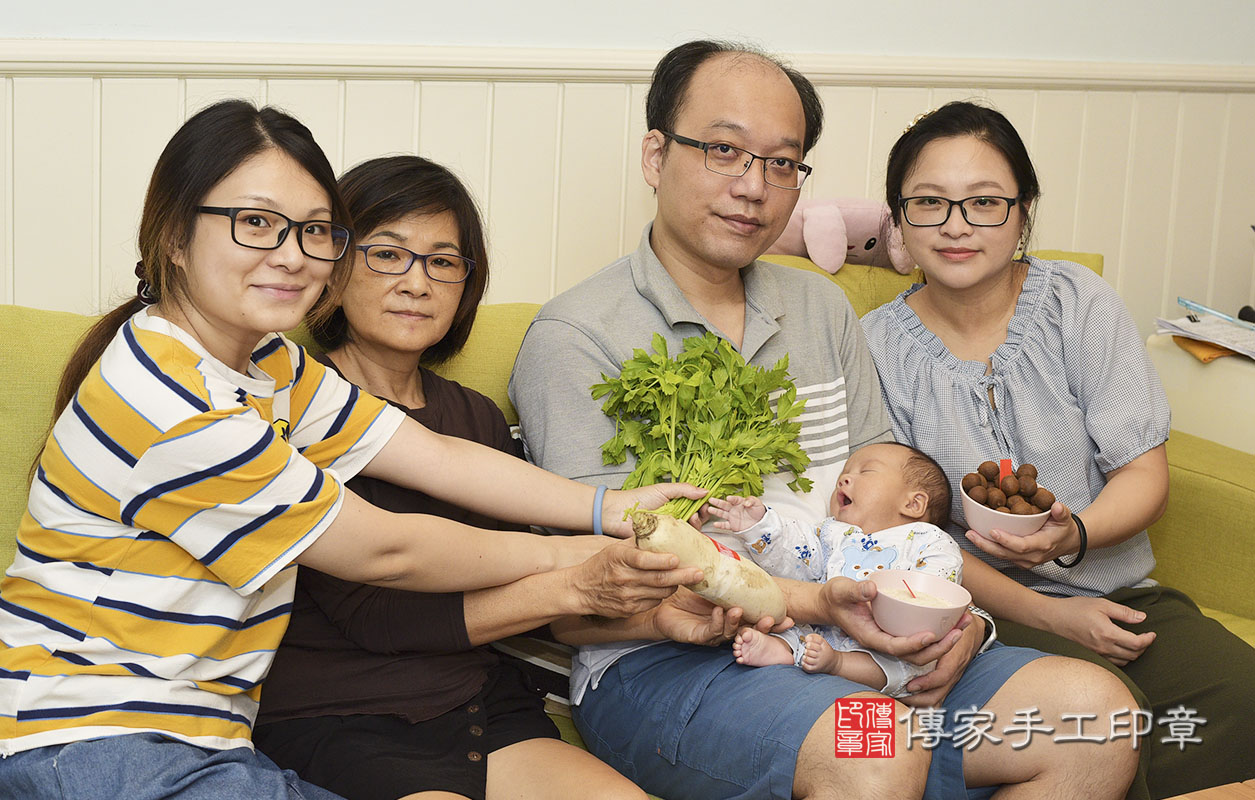 為寶寶準備的芹菜一把。    芹菜一小把。「代表的含意：勤勞、積極、努力向上」。  讓寶寶做事積極，長大要幫爸爸媽媽分擔家事，分擔家計喔～～     為寶寶準備的大蘿蔔。    蘿蔔「代表的含意：蘿蔔就是好彩頭，象徵孩子一生好運源源不絕」    讓寶寶一輩子都可以幸運，運勢滿滿滿喔～ 