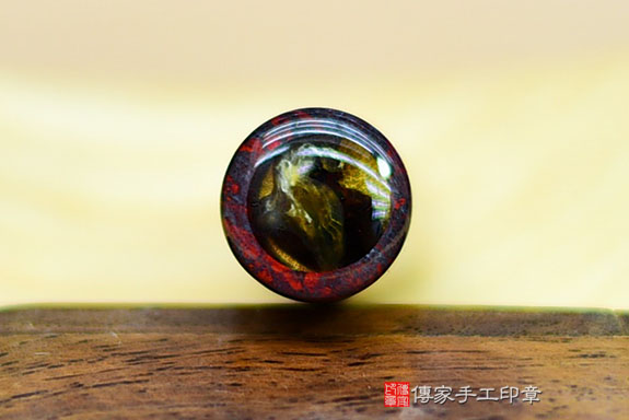 全手工噴砂印章：紅礦雞血玉臍帶章實際成品、印章作品分享、紅礦雞血玉印章材質介紹。（臍帶印章、肚臍章、肚臍印章，胎毛印章，一圓一方）傳家手工印章桃園店。2021.07.10