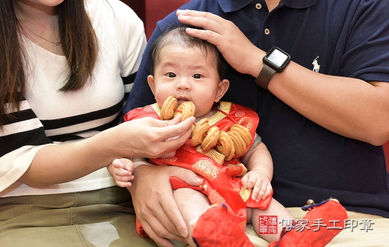 為張寶寶戴上收涎餅乾。