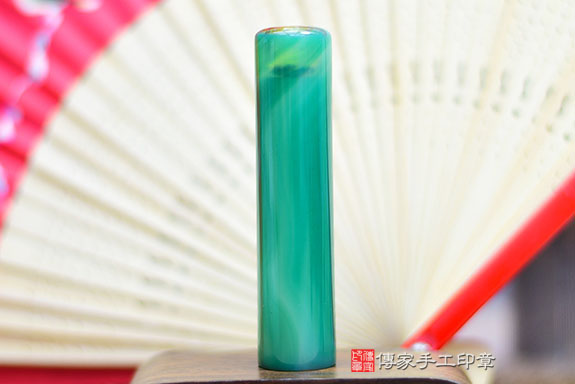 半手工噴砂印章：染色綠瑪瑙臍帶章實際成品、印章作品分享、染色綠瑪瑙印章材質介紹。（臍帶印章、肚臍章、肚臍印章，胎毛印章，一圓一方）傳家手工印章桃園店。2021.07.12