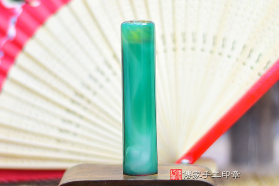 半手工噴砂印章：染色綠瑪瑙臍帶章實際成品、印章作品分享、染色綠瑪瑙印章材質介紹。（臍帶印章、肚臍章、肚臍印章，胎毛印章，一圓一方）傳家手工印章桃園店。2021.07.12