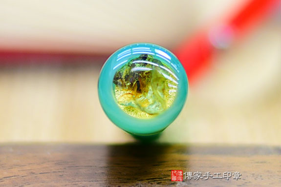 半手工噴砂印章：染色綠瑪瑙臍帶章實際成品、印章作品分享、染色綠瑪瑙印章材質介紹。（臍帶印章、肚臍章、肚臍印章，胎毛印章，一圓一方）傳家手工印章桃園店。2021.07.12