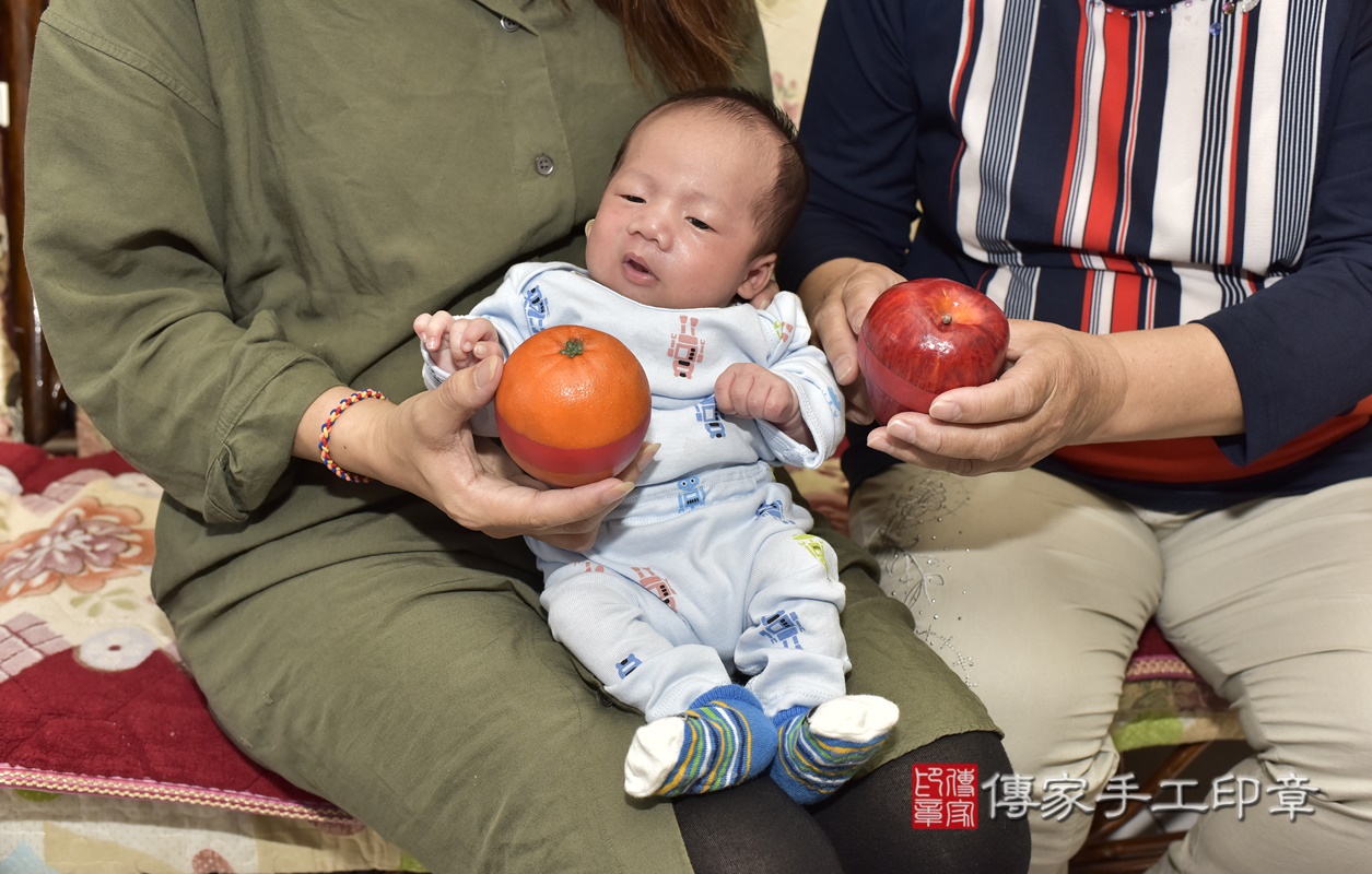 剃胎毛、滿月剃頭、嬰兒剃頭、嬰兒理髮、嬰兒剃髮、嬰兒剃胎毛、嬰兒滿月剃頭、寶寶剃頭、剃胎毛儀式、剃胎毛吉祥話、滿月剃頭儀式、滿月剃頭吉祥話、寶寶剃胎毛、寶寶滿月剃頭理髮、 新北市板橋區剃胎毛、新北市板橋區滿月剃頭、新北市板橋區嬰兒剃頭剃胎毛、新北市板橋區嬰兒理髮、新北市嬰兒剃髮、 吳寶寶(新北市板橋區到府嬰兒寶寶滿月剃頭理髮、到府嬰兒剃胎毛儀式吉祥話)。到府剃頭剃胎毛主持、專業拍照、DVD光碟、證書。★購買「臍帶章、肚臍章、胎毛筆刷印章」贈送：剃頭、收涎、抓周，三選一。2021.03.15照片15