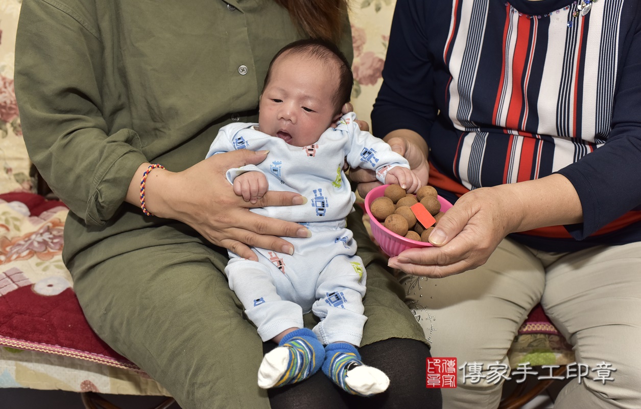 剃胎毛、滿月剃頭、嬰兒剃頭、嬰兒理髮、嬰兒剃髮、嬰兒剃胎毛、嬰兒滿月剃頭、寶寶剃頭、剃胎毛儀式、剃胎毛吉祥話、滿月剃頭儀式、滿月剃頭吉祥話、寶寶剃胎毛、寶寶滿月剃頭理髮、 新北市板橋區剃胎毛、新北市板橋區滿月剃頭、新北市板橋區嬰兒剃頭剃胎毛、新北市板橋區嬰兒理髮、新北市嬰兒剃髮、 吳寶寶(新北市板橋區到府嬰兒寶寶滿月剃頭理髮、到府嬰兒剃胎毛儀式吉祥話)。到府剃頭剃胎毛主持、專業拍照、DVD光碟、證書。★購買「臍帶章、肚臍章、胎毛筆刷印章」贈送：剃頭、收涎、抓周，三選一。2021.03.15照片13