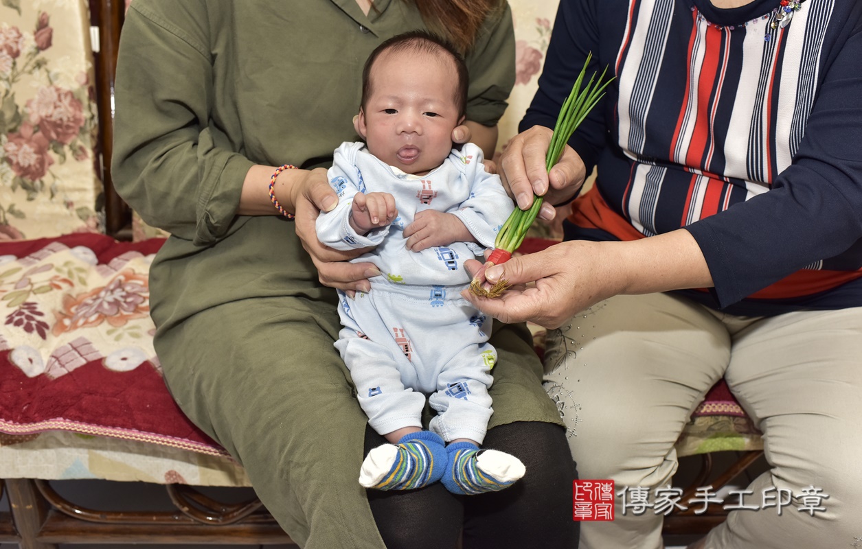 剃胎毛、滿月剃頭、嬰兒剃頭、嬰兒理髮、嬰兒剃髮、嬰兒剃胎毛、嬰兒滿月剃頭、寶寶剃頭、剃胎毛儀式、剃胎毛吉祥話、滿月剃頭儀式、滿月剃頭吉祥話、寶寶剃胎毛、寶寶滿月剃頭理髮、 新北市板橋區剃胎毛、新北市板橋區滿月剃頭、新北市板橋區嬰兒剃頭剃胎毛、新北市板橋區嬰兒理髮、新北市嬰兒剃髮、 吳寶寶(新北市板橋區到府嬰兒寶寶滿月剃頭理髮、到府嬰兒剃胎毛儀式吉祥話)。到府剃頭剃胎毛主持、專業拍照、DVD光碟、證書。★購買「臍帶章、肚臍章、胎毛筆刷印章」贈送：剃頭、收涎、抓周，三選一。2021.03.15照片17