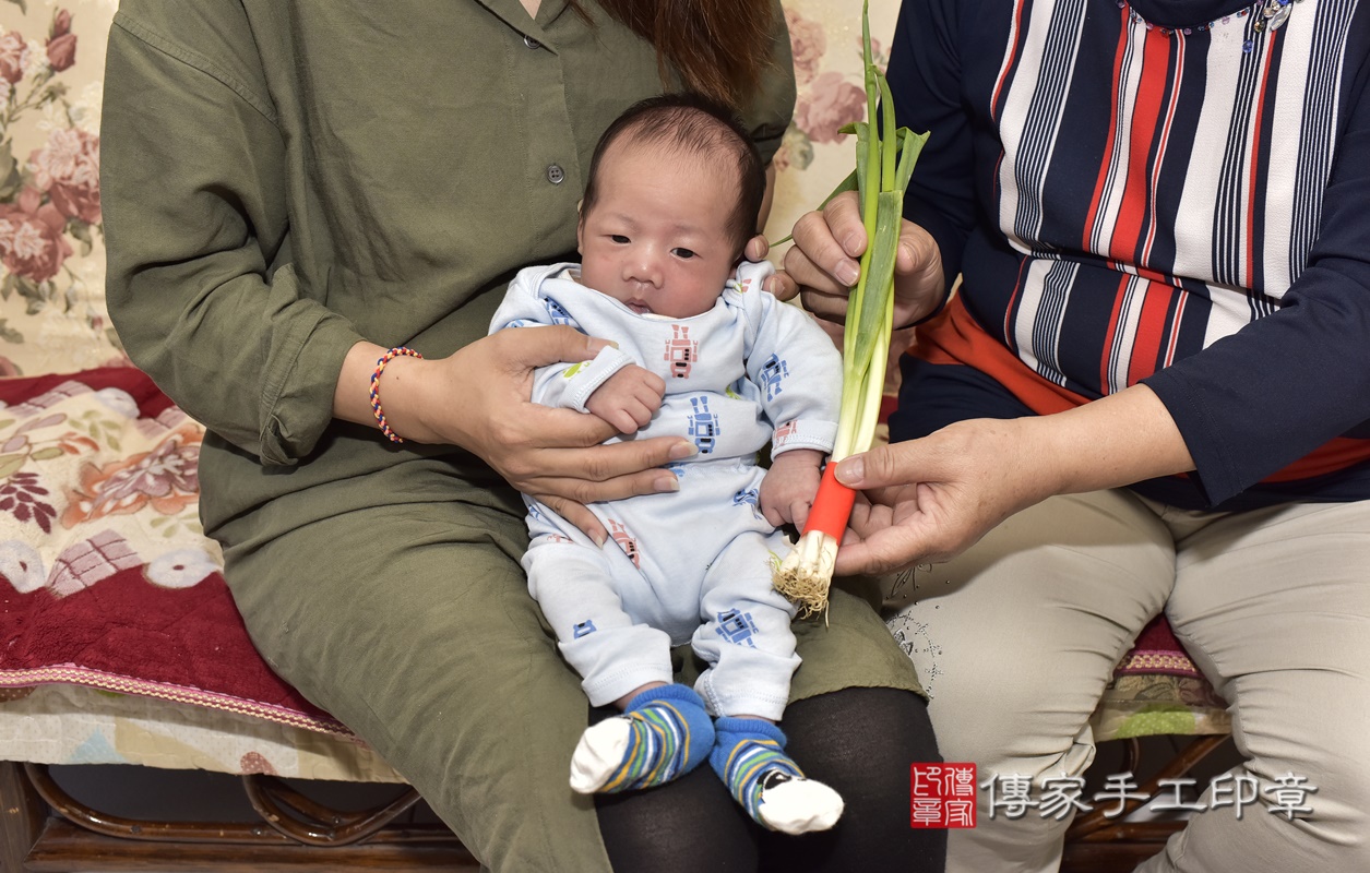 剃胎毛、滿月剃頭、嬰兒剃頭、嬰兒理髮、嬰兒剃髮、嬰兒剃胎毛、嬰兒滿月剃頭、寶寶剃頭、剃胎毛儀式、剃胎毛吉祥話、滿月剃頭儀式、滿月剃頭吉祥話、寶寶剃胎毛、寶寶滿月剃頭理髮、 新北市板橋區剃胎毛、新北市板橋區滿月剃頭、新北市板橋區嬰兒剃頭剃胎毛、新北市板橋區嬰兒理髮、新北市嬰兒剃髮、 吳寶寶(新北市板橋區到府嬰兒寶寶滿月剃頭理髮、到府嬰兒剃胎毛儀式吉祥話)。到府剃頭剃胎毛主持、專業拍照、DVD光碟、證書。★購買「臍帶章、肚臍章、胎毛筆刷印章」贈送：剃頭、收涎、抓周，三選一。2021.03.15照片21