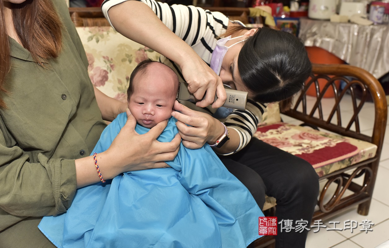 剃胎毛、滿月剃頭、嬰兒剃頭、嬰兒理髮、嬰兒剃髮、嬰兒剃胎毛、嬰兒滿月剃頭、寶寶剃頭、剃胎毛儀式、剃胎毛吉祥話、滿月剃頭儀式、滿月剃頭吉祥話、寶寶剃胎毛、寶寶滿月剃頭理髮、 新北市板橋區剃胎毛、新北市板橋區滿月剃頭、新北市板橋區嬰兒剃頭剃胎毛、新北市板橋區嬰兒理髮、新北市嬰兒剃髮、 吳寶寶(新北市板橋區到府嬰兒寶寶滿月剃頭理髮、到府嬰兒剃胎毛儀式吉祥話)。到府剃頭剃胎毛主持、專業拍照、DVD光碟、證書。★購買「臍帶章、肚臍章、胎毛筆刷印章」贈送：剃頭、收涎、抓周，三選一。2021.03.15照片30