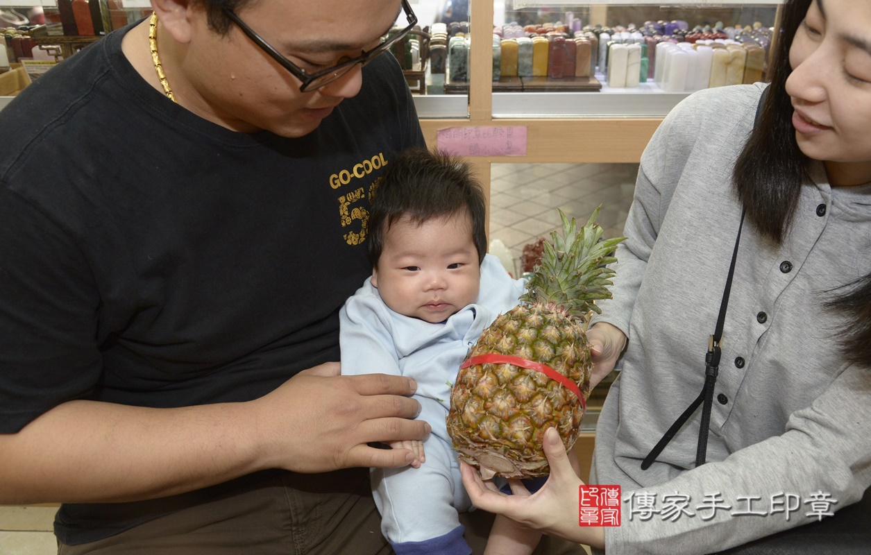 剃胎毛、滿月剃頭、嬰兒剃頭、嬰兒理髮、嬰兒剃髮、嬰兒剃胎毛、嬰兒滿月剃頭、寶寶剃頭、剃胎毛儀式、剃胎毛吉祥話、滿月剃頭儀式、滿月剃頭吉祥話、寶寶剃胎毛、寶寶滿月剃頭理髮、 新北市永和區剃胎毛、新北市永和區滿月剃頭、新北市永和區嬰兒剃頭剃胎毛、新北市永和區嬰兒理髮、新北市嬰兒剃髮、 李寶寶(新北市永和區嬰兒寶寶滿月剃頭理髮、嬰兒剃胎毛儀式吉祥話)。中國風會場，爸媽寶貝穿「日中韓」古裝禮服。專業拍照、DVD光碟、證書。★購買「臍帶章、肚臍章、胎毛筆刷印章」贈送：剃頭、收涎、抓周，三選一。2021.03.16照片25