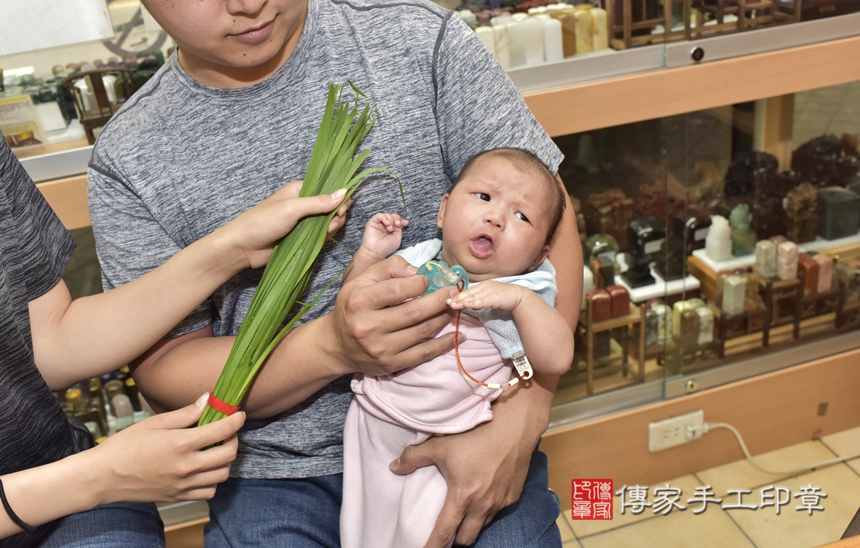 剃胎毛、滿月剃頭、嬰兒剃頭、嬰兒理髮、嬰兒剃髮、嬰兒剃胎毛、嬰兒滿月剃頭、寶寶剃頭、剃胎毛儀式、剃胎毛吉祥話、滿月剃頭儀式、滿月剃頭吉祥話、寶寶剃胎毛、寶寶滿月剃頭理髮、 新北市永和區剃胎毛、新北市永和區滿月剃頭、新北市永和區嬰兒剃頭剃胎毛、新北市永和區嬰兒理髮、新北市嬰兒剃髮、 王寶寶(新北市永和區嬰兒寶寶滿月剃頭理髮、嬰兒剃胎毛儀式吉祥話)。中國風會場，爸媽寶貝穿「日中韓」古裝禮服。專業拍照、DVD光碟、證書。★購買「臍帶章、肚臍章、胎毛筆刷印章」贈送：剃頭、收涎、抓周，三選一。2021.04.02照片13