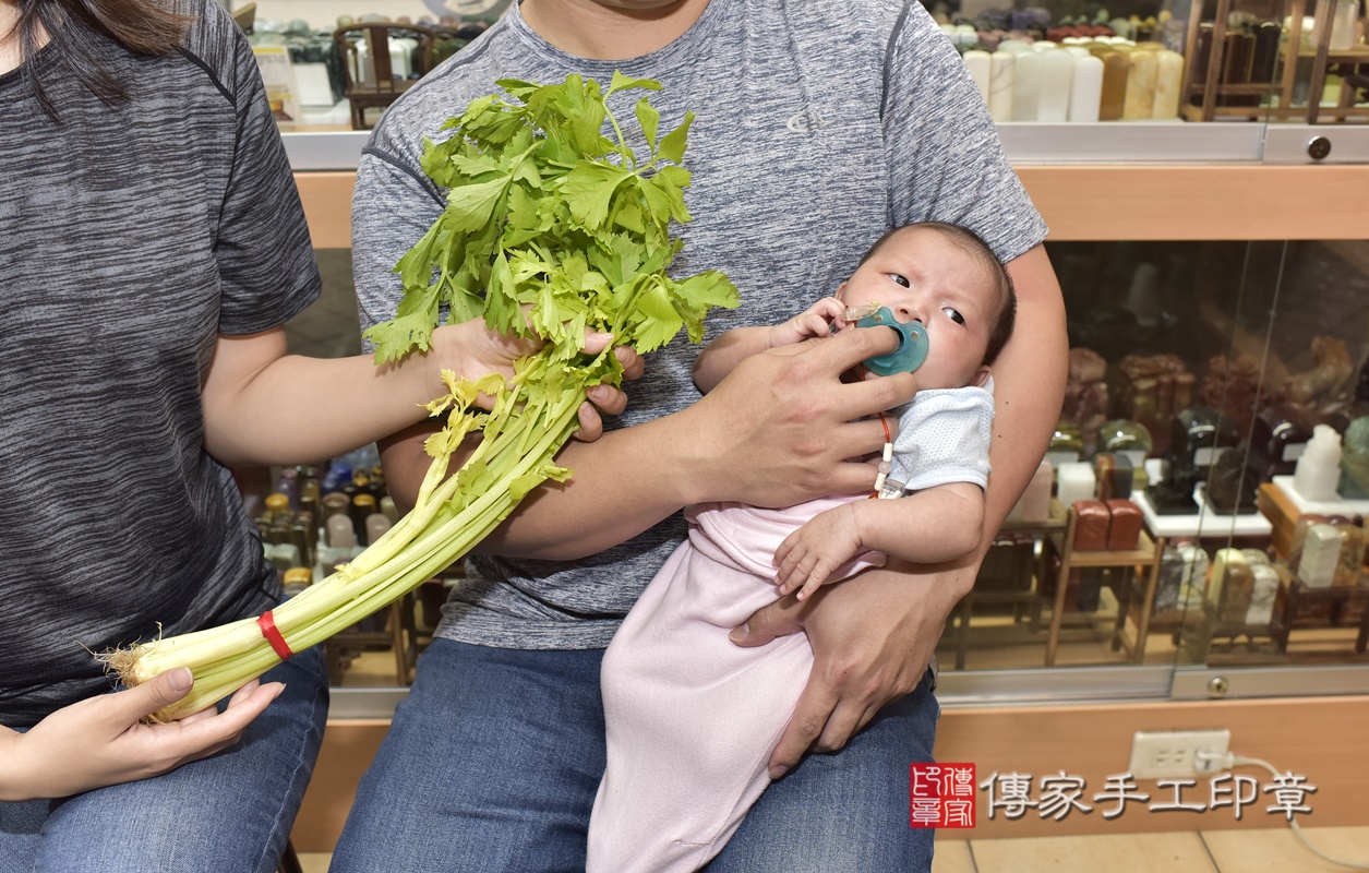 剃胎毛、滿月剃頭、嬰兒剃頭、嬰兒理髮、嬰兒剃髮、嬰兒剃胎毛、嬰兒滿月剃頭、寶寶剃頭、剃胎毛儀式、剃胎毛吉祥話、滿月剃頭儀式、滿月剃頭吉祥話、寶寶剃胎毛、寶寶滿月剃頭理髮、 新北市永和區剃胎毛、新北市永和區滿月剃頭、新北市永和區嬰兒剃頭剃胎毛、新北市永和區嬰兒理髮、新北市嬰兒剃髮、 王寶寶(新北市永和區嬰兒寶寶滿月剃頭理髮、嬰兒剃胎毛儀式吉祥話)。中國風會場，爸媽寶貝穿「日中韓」古裝禮服。專業拍照、DVD光碟、證書。★購買「臍帶章、肚臍章、胎毛筆刷印章」贈送：剃頭、收涎、抓周，三選一。2021.04.02照片14