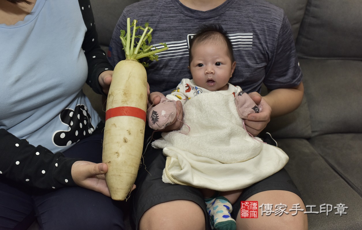 剃胎毛、滿月剃頭、嬰兒剃頭、嬰兒理髮、嬰兒剃髮、嬰兒剃胎毛、嬰兒滿月剃頭、寶寶剃頭、剃胎毛儀式、剃胎毛吉祥話、滿月剃頭儀式、滿月剃頭吉祥話、寶寶剃胎毛、寶寶滿月剃頭理髮、 新北市新莊區剃胎毛、新北市新莊區滿月剃頭、新北市新莊區嬰兒剃頭剃胎毛、新北市新莊區嬰兒理髮、新北市嬰兒剃髮、 王寶寶(新北市新莊區到府嬰兒寶寶滿月剃頭理髮、到府嬰兒剃胎毛儀式吉祥話)。到府剃頭剃胎毛主持、專業拍照、DVD光碟、證書。★購買「臍帶章、肚臍章、胎毛筆刷印章」贈送：剃頭、收涎、抓周，三選一。2021.04.16照片24