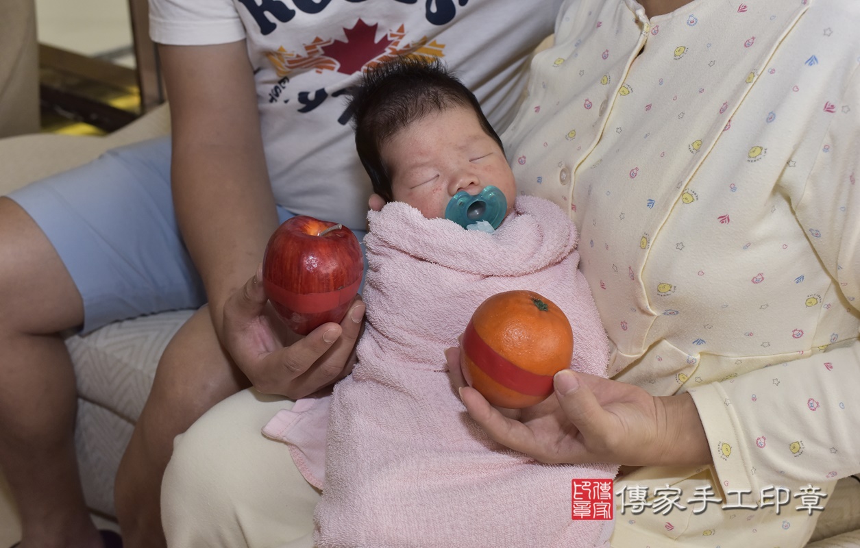 剃胎毛、滿月剃頭、嬰兒剃頭、嬰兒理髮、嬰兒剃髮、嬰兒剃胎毛、嬰兒滿月剃頭、寶寶剃頭、剃胎毛儀式、剃胎毛吉祥話、滿月剃頭儀式、滿月剃頭吉祥話、寶寶剃胎毛、寶寶滿月剃頭理髮、 新北市三重區剃胎毛、新北市三重區滿月剃頭、新北市三重區嬰兒剃頭剃胎毛、新北市三重區嬰兒理髮、新北市嬰兒剃髮、 林寶寶(新北市三重區到府嬰兒寶寶滿月剃頭理髮、到府嬰兒剃胎毛儀式吉祥話)。到府剃頭剃胎毛主持、專業拍照、DVD光碟、證書。★購買「臍帶章、肚臍章、胎毛筆刷印章」贈送：剃頭、收涎、抓周，三選一。2021.04.16照片15