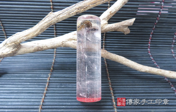 半手工噴砂印章：白水晶臍帶章實際成品、印章作品分享、白水晶印章材質介紹。（臍帶印章、肚臍章、肚臍印章，胎毛印章，一圓一方）傳家手工印章台中店。2021.08.03照片