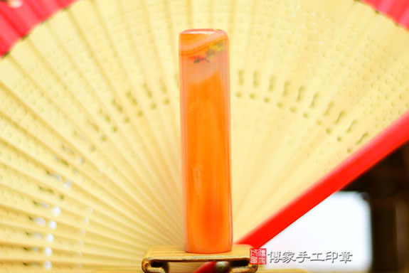 全手工噴砂印章：染紅瑪瑙臍帶章實際成品、印章作品分享、染紅瑪瑙印章材質介紹。（臍帶印章、肚臍章、肚臍印章，胎毛印章，一圓一方）傳家手工印章桃園店。2021.08.14