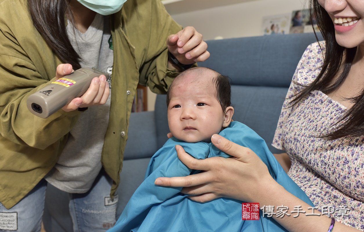 剃胎毛、滿月剃頭、嬰兒剃頭、嬰兒理髮、嬰兒剃髮、嬰兒剃胎毛、嬰兒滿月剃頭、寶寶剃頭、剃胎毛儀式、剃胎毛吉祥話、滿月剃頭儀式、滿月剃頭吉祥話、寶寶剃胎毛、寶寶滿月剃頭理髮、 新北市中和區剃胎毛、新北市中和區滿月剃頭、新北市中和區嬰兒剃頭剃胎毛、新北市中和區嬰兒理髮、新北市嬰兒剃髮、 郭寶寶(新北市中和區到府嬰兒寶寶滿月剃頭理髮、到府嬰兒剃胎毛儀式吉祥話)。到府剃頭剃胎毛主持、專業拍照、DVD光碟、證書。★購買「臍帶章、肚臍章、胎毛筆刷印章」贈送：剃頭、收涎、抓周，三選一。2021.05.29照片29