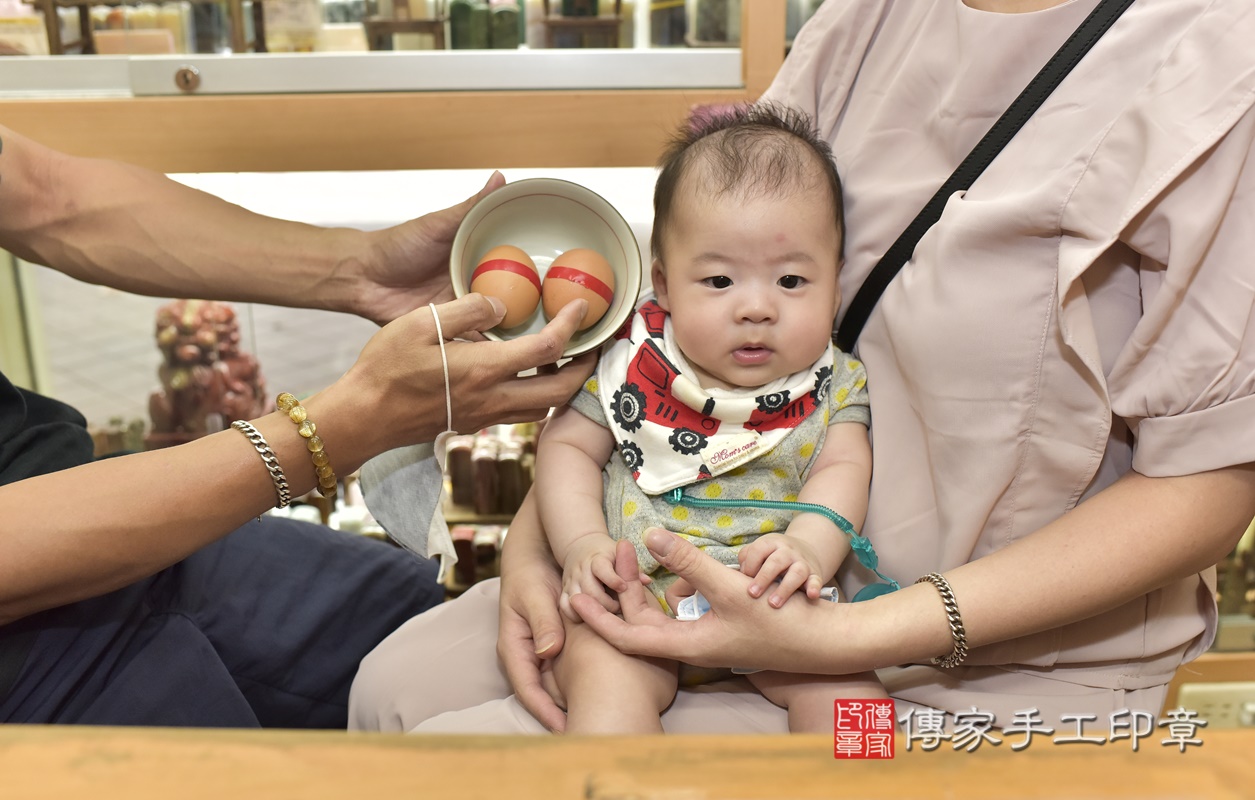 剃胎毛、滿月剃頭、嬰兒剃頭、嬰兒理髮、嬰兒剃髮、嬰兒剃胎毛、嬰兒滿月剃頭、寶寶剃頭、剃胎毛儀式、剃胎毛吉祥話、滿月剃頭儀式、滿月剃頭吉祥話、寶寶剃胎毛、寶寶滿月剃頭理髮、 新北市永和區剃胎毛、新北市永和區滿月剃頭、新北市永和區嬰兒剃頭剃胎毛、新北市永和區嬰兒理髮、新北市嬰兒剃髮、 紀寶寶(新北市永和區嬰兒寶寶滿月剃頭理髮、嬰兒剃胎毛儀式吉祥話)。中國風會場，爸媽寶貝穿「日中韓」古裝禮服。專業拍照、DVD光碟、證書。★購買「臍帶章、肚臍章、胎毛筆刷印章」贈送：剃頭、收涎、抓周，三選一。2021.06.20照片6