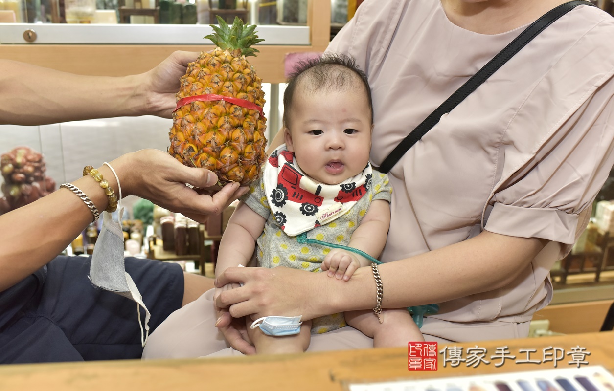 剃胎毛、滿月剃頭、嬰兒剃頭、嬰兒理髮、嬰兒剃髮、嬰兒剃胎毛、嬰兒滿月剃頭、寶寶剃頭、剃胎毛儀式、剃胎毛吉祥話、滿月剃頭儀式、滿月剃頭吉祥話、寶寶剃胎毛、寶寶滿月剃頭理髮、 新北市永和區剃胎毛、新北市永和區滿月剃頭、新北市永和區嬰兒剃頭剃胎毛、新北市永和區嬰兒理髮、新北市嬰兒剃髮、 紀寶寶(新北市永和區嬰兒寶寶滿月剃頭理髮、嬰兒剃胎毛儀式吉祥話)。中國風會場，爸媽寶貝穿「日中韓」古裝禮服。專業拍照、DVD光碟、證書。★購買「臍帶章、肚臍章、胎毛筆刷印章」贈送：剃頭、收涎、抓周，三選一。2021.06.20照片26