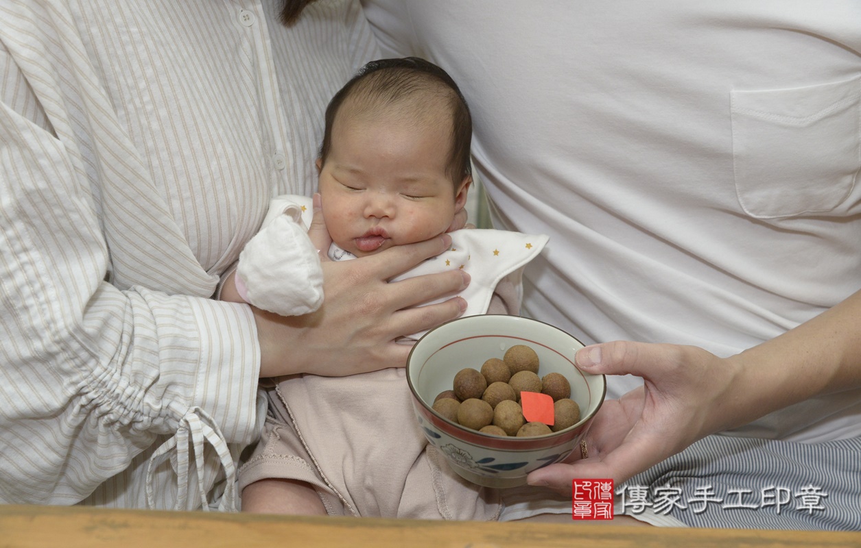 剃胎毛、滿月剃頭、嬰兒剃頭、嬰兒理髮、嬰兒剃髮、嬰兒剃胎毛、嬰兒滿月剃頭、寶寶剃頭、剃胎毛儀式、剃胎毛吉祥話、滿月剃頭儀式、滿月剃頭吉祥話、寶寶剃胎毛、寶寶滿月剃頭理髮、 新北市永和區剃胎毛、新北市永和區滿月剃頭、新北市永和區嬰兒剃頭剃胎毛、新北市永和區嬰兒理髮、新北市嬰兒剃髮、 呂寶寶(新北市永和區嬰兒寶寶滿月剃頭理髮、嬰兒剃胎毛儀式吉祥話)。中國風會場，爸媽寶貝穿「日中韓」古裝禮服。專業拍照、DVD光碟、證書。★購買「臍帶章、肚臍章、胎毛筆刷印章」贈送：剃頭、收涎、抓周，三選一。2021.07.15照片16