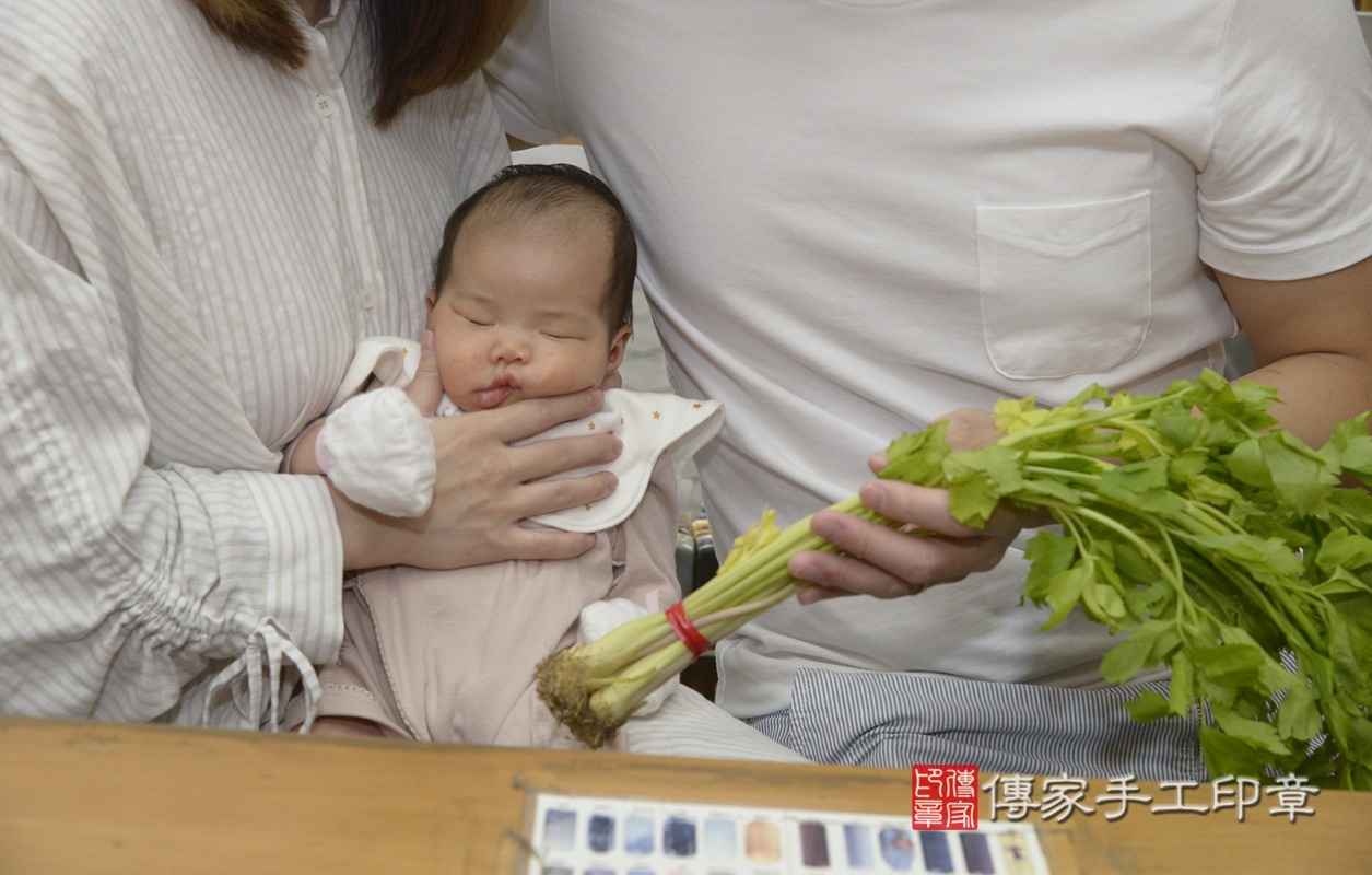 剃胎毛、滿月剃頭、嬰兒剃頭、嬰兒理髮、嬰兒剃髮、嬰兒剃胎毛、嬰兒滿月剃頭、寶寶剃頭、剃胎毛儀式、剃胎毛吉祥話、滿月剃頭儀式、滿月剃頭吉祥話、寶寶剃胎毛、寶寶滿月剃頭理髮、 新北市永和區剃胎毛、新北市永和區滿月剃頭、新北市永和區嬰兒剃頭剃胎毛、新北市永和區嬰兒理髮、新北市嬰兒剃髮、 呂寶寶(新北市永和區嬰兒寶寶滿月剃頭理髮、嬰兒剃胎毛儀式吉祥話)。中國風會場，爸媽寶貝穿「日中韓」古裝禮服。專業拍照、DVD光碟、證書。★購買「臍帶章、肚臍章、胎毛筆刷印章」贈送：剃頭、收涎、抓周，三選一。2021.07.15照片22