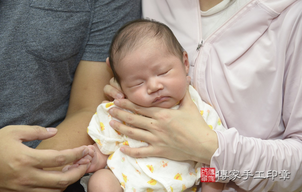 剃胎毛、滿月剃頭、嬰兒剃頭、嬰兒理髮、嬰兒剃髮、嬰兒剃胎毛、嬰兒滿月剃頭、寶寶剃頭、剃胎毛儀式、剃胎毛吉祥話、滿月剃頭儀式、滿月剃頭吉祥話、寶寶剃胎毛、寶寶滿月剃頭理髮、 新北市永和區剃胎毛、新北市永和區滿月剃頭、新北市永和區嬰兒剃頭剃胎毛、新北市永和區嬰兒理髮、新北市嬰兒剃髮、 張寶寶(新北市永和區嬰兒寶寶滿月剃頭理髮、嬰兒剃胎毛儀式吉祥話)。中國風會場，爸媽寶貝穿「日中韓」古裝禮服。專業拍照、DVD光碟、證書。★購買「臍帶章、肚臍章、胎毛筆刷印章」贈送：剃頭、收涎、抓周，三選一。2021.07.25照片2